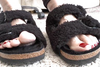 Toe Fetish - Toes Wiggling Black Fur Slippers Part 11